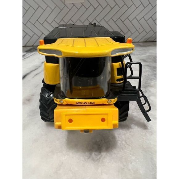 New Holland CX880 Britain Model 1:32 Reaper. Incomplete - Picture 3 of 10